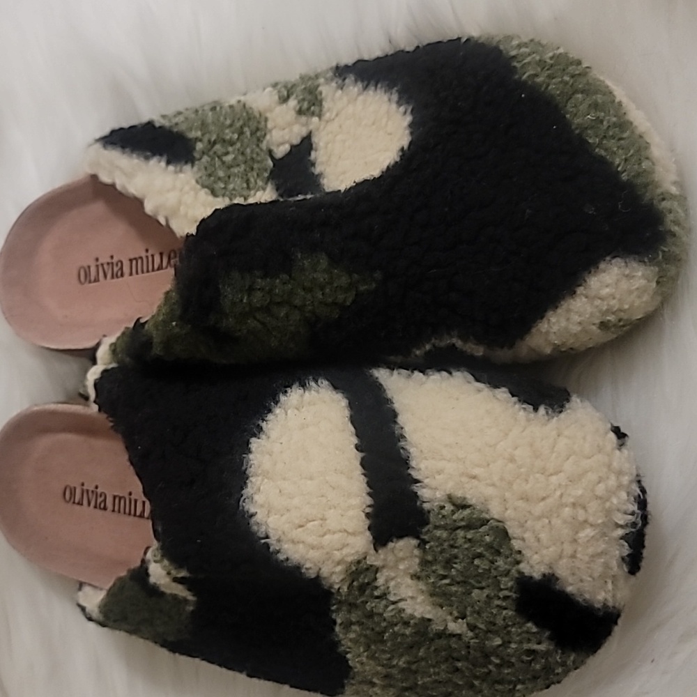 Olivia Miller Black and Green Textured Slippers